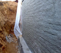 Стена фундамента с защитой от дождевой воды и других типов бокового поступления влаги